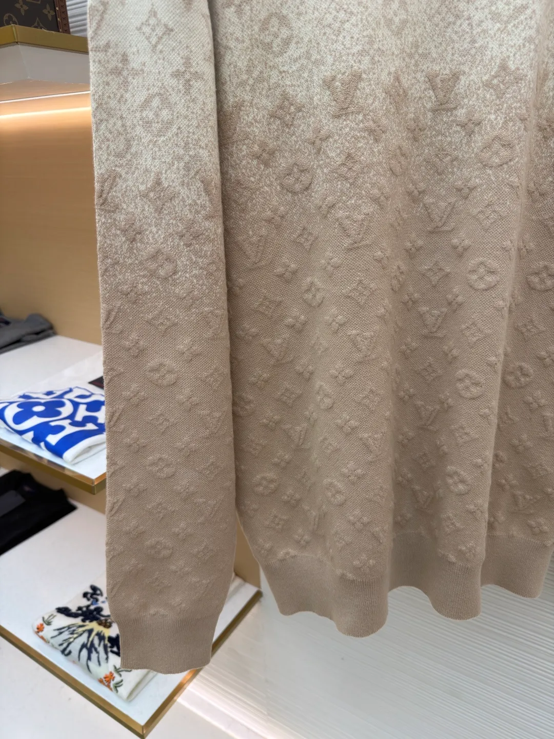 LOUIS VUITTON letter gradient jacquard sweater ●Original version: purchased and developed for 13200 ●Item number: 1682320-B65 ●Fabric: cotton fabric ●Technology: knitted jacquard production ●Color: khaki gradient ●Version: fitted version ●Weight: about 590 grams ●Size: S-M-L-XL ●Description: This Louis Vuitton beige knitted sweater is made of Australian merino wool and mulberry silk blended yarn, woven on a 24-needle precision computerized flat knitting machine. The base is a delicate jersey structure, which combines the warmth of wool with the smooth touch of silk. The body of the garment uses a combination of jacquard + gradient dyeing and finishing processes. The upper part is woven with a classic Monogram pattern using three-dimensional jacquard technology. The pattern height is accurate to 0.3 mm. The lower part uses a segmented dip-dyeing process to achieve a beige gradient effect from light to dark. The dye is a plant-based environmentally friendly dye, which is not easy to fade after color fixation. The collar, cuffs and hem are all made of double-layer ribbing technology, which is highly resistant to deformation after pre-shrunk treatment. The shoulders are seamlessly integrated to reduce friction when wearing. The overall micro-profile tailoring and side seam invisible slits ensure a crisp silhouette while increasing the freedom of movement. Each process is hand-checked by the brand to ensure the quality of details. The overall wiring is straight and delicate, the fabric is comfortable and soft, and the color is consistent without color difference. It can be matched with the same style to create a fashionable look and control various occasions. Customized accessories, complete with three standards, same style for men and women!